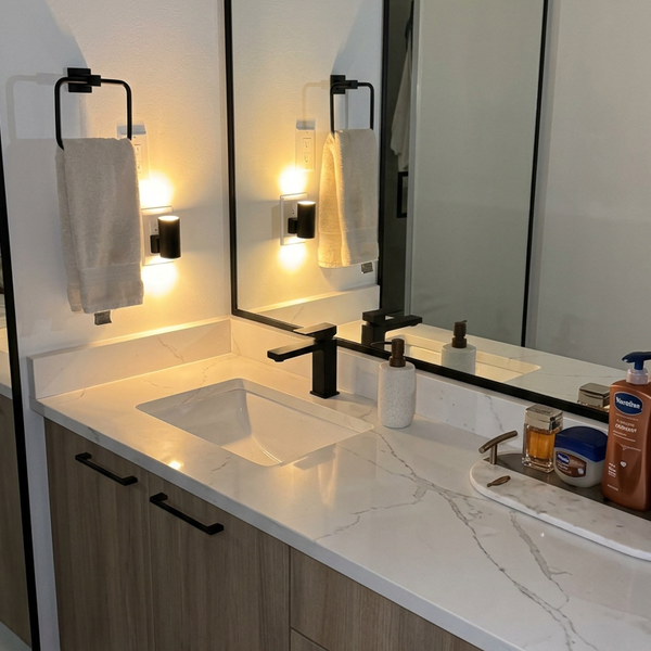 Lampes Veillée allumées de chaque côté d'un lavabo